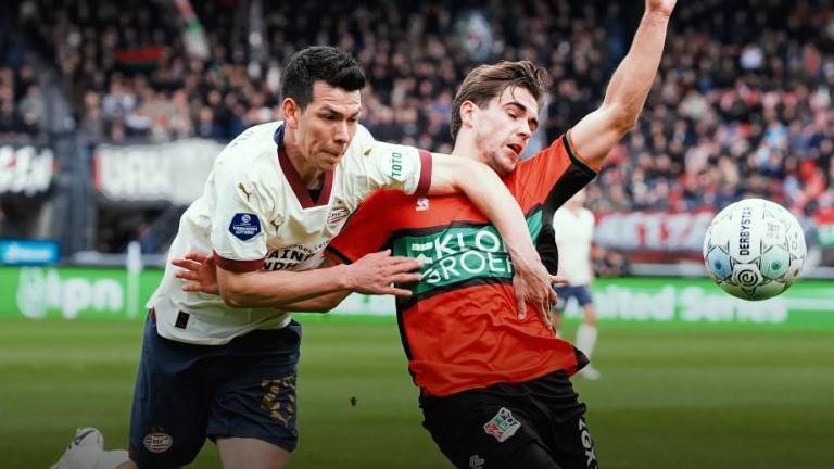 El mexicano Hirving Lozano disputa el esférico con un rival.