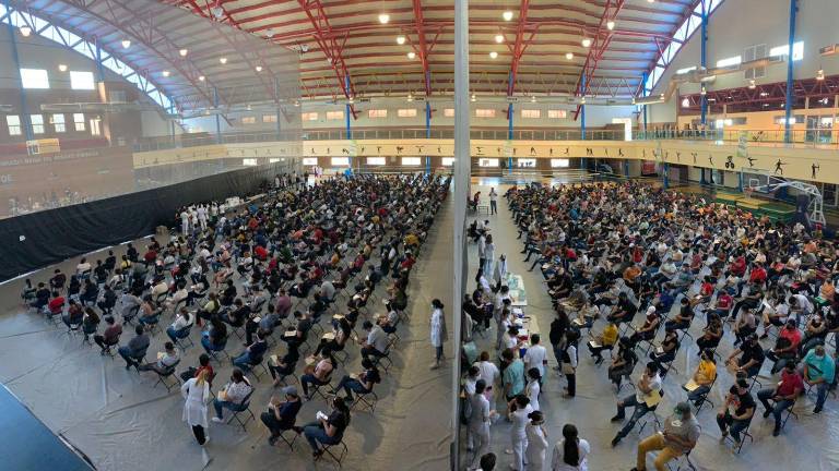 Centro de vacunación en el Centro de Alto Rendimiento María del Rosario Espinoza, en Culiacán.