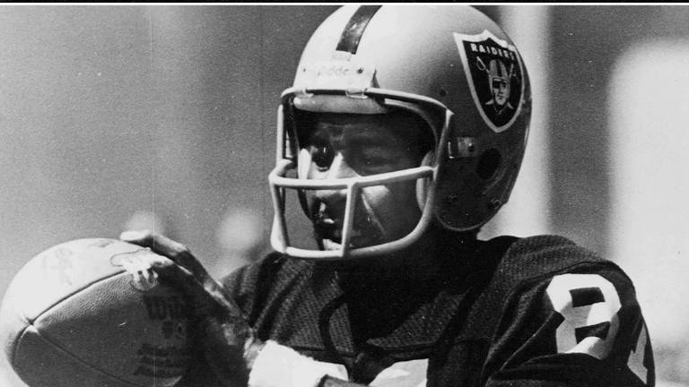 Se va un ícono de Raiders.