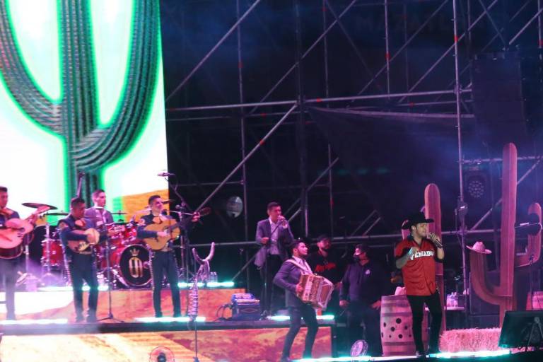 Christian Nodal canta por una buena causa en Mazatlán
