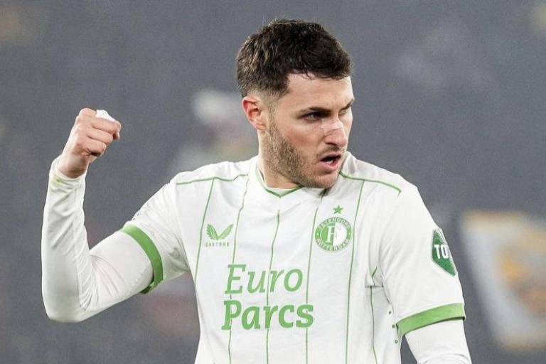 Santiago Giménez se reencuentra con el gol, pero el Feyenoord es eliminado