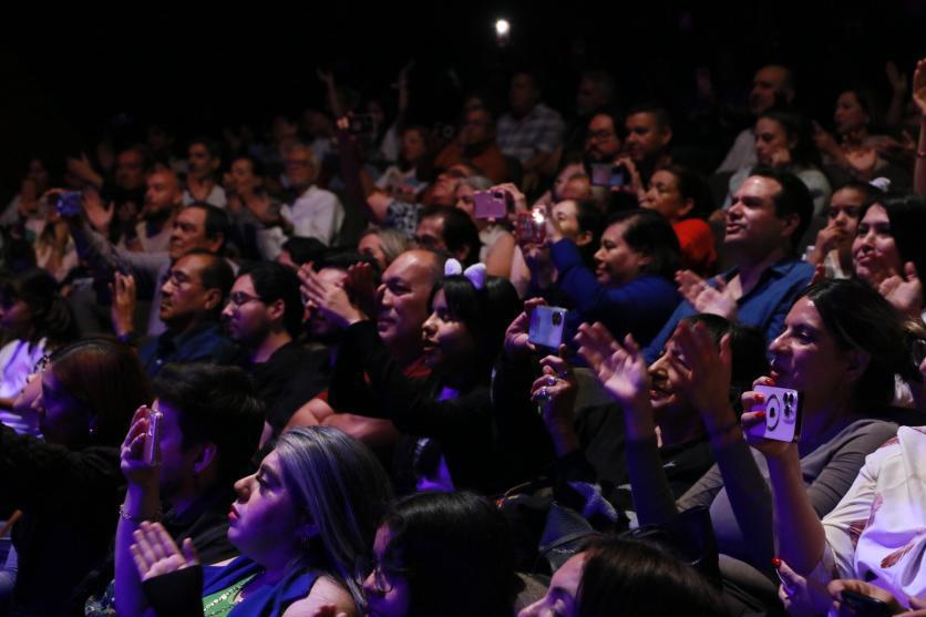 $!El público ovacionó a los artistas.