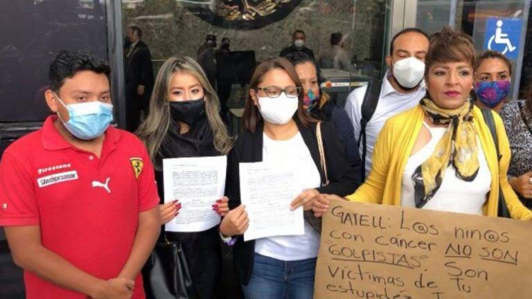 Los padres de niños con cáncer a las afueras de la Fiscalía General de la República.