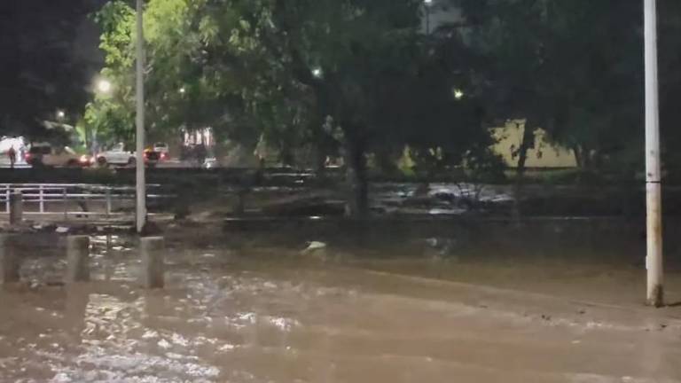 Los arroyos El Coajinque, El Cangrejo, El Salado y El Cristiano, se desbordaron en Autlán, Jalisco.