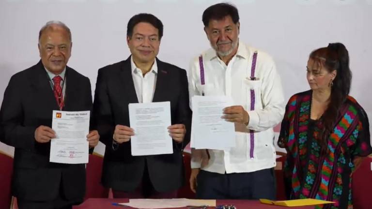 José Gerardo Rodolfo Fernández Noroña acudió a realizar el proceso de registro.