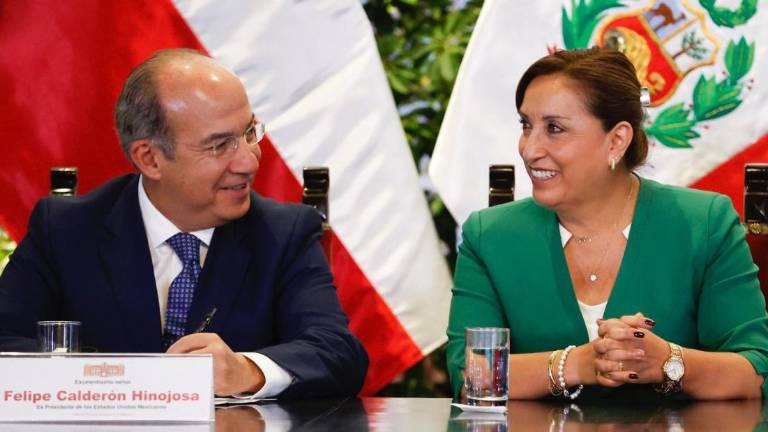 Felipe Calderón y Dina Boluarte se saludaron durante la ceremonia de conmemoración del 12 aniversario de la Alianza del Pacífico.