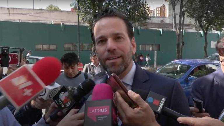 Carlos Loret de Mola llegando al juzgado para atender el juicio promovido por el hermano del Presidente Andrés Manuel López Obrador.