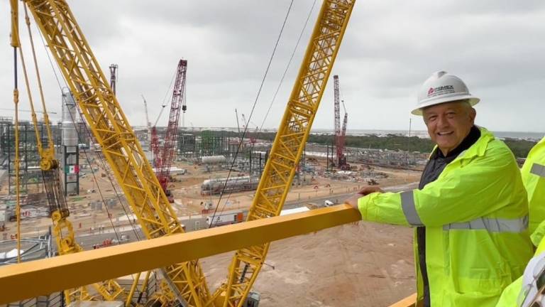 El Presidente Andrés Manuel López Obrador, en una de sus visitas a la obra de la refinería de Dos Bocas.