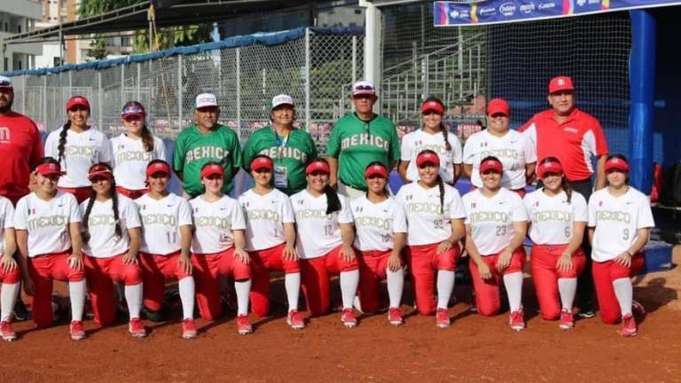 La selección femenil de softbol de México.