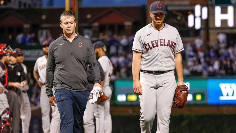 Aaron Civale salió con molestias del juego ante Cachorros.