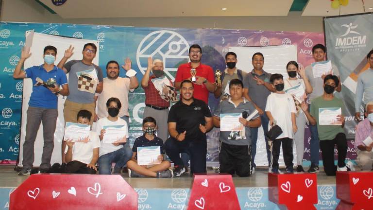 Los ganadores muestran sus premios.