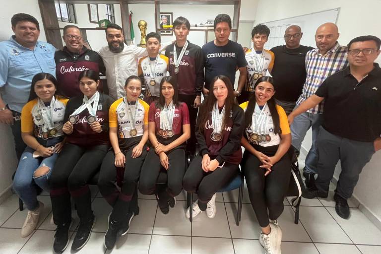 Recibe director del Imdec, a ciclistas culichis ganadores de medalla en los Nacionales 2024