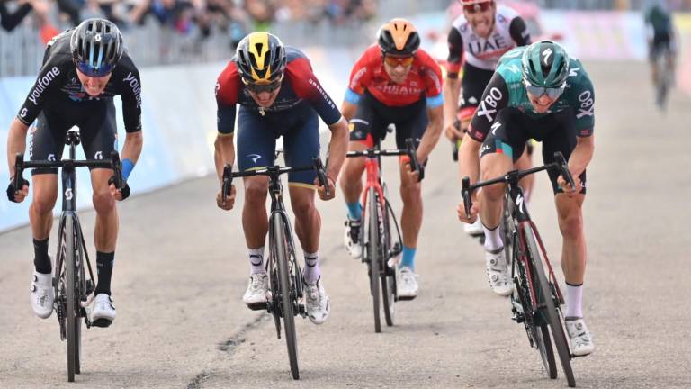 Jai Hindley se impone por centímetros en la llegada.