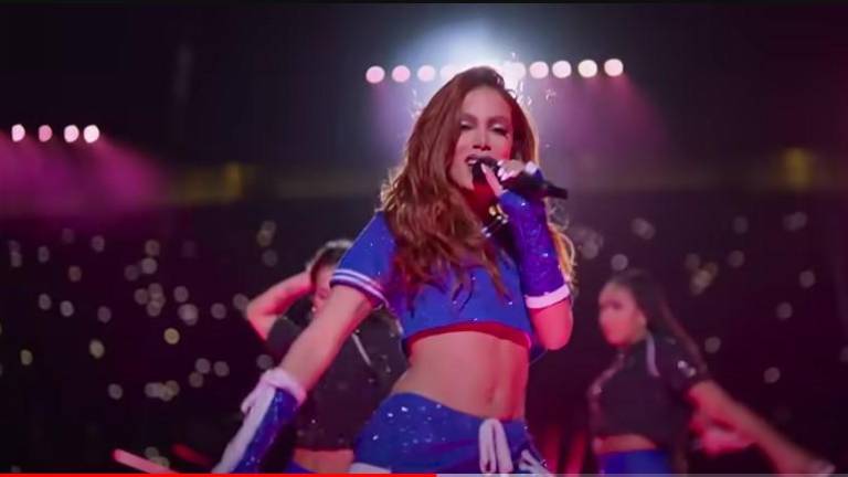 Anitta se presenta al iniciar el partido de la final de la Liga de Campeones.