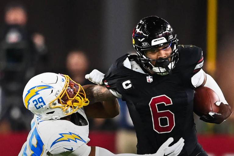 Cardinals aprovecha carencia de touchdowns de Chargers para sacar triunfo clave