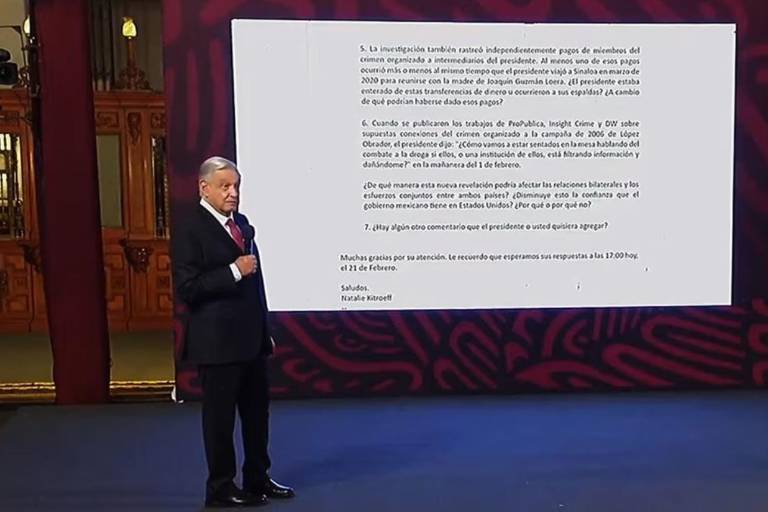 AMLO exhibe, otra vez, número de periodista, se arrepiente y pide quitarlo