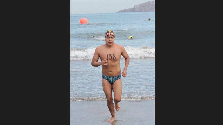 Juan Carlos Luna llega primero a la orilla en Playa Norte.