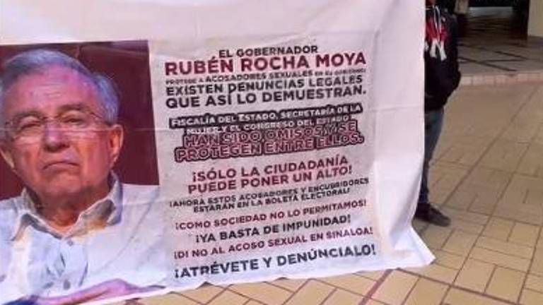 La manifestación inició minutos después de que comenzara la conferencia de prensa La Semanera.
