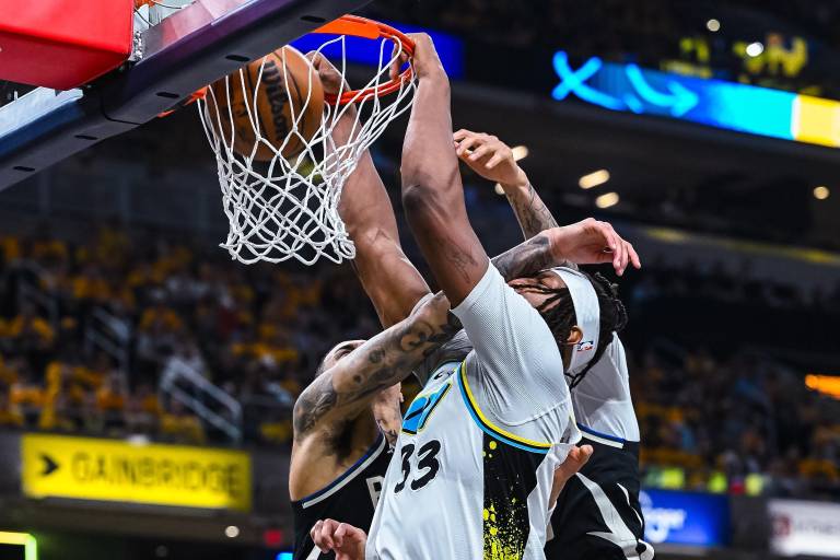 Pacers vencen a Bucks para tomar la ventaja en los playoffs