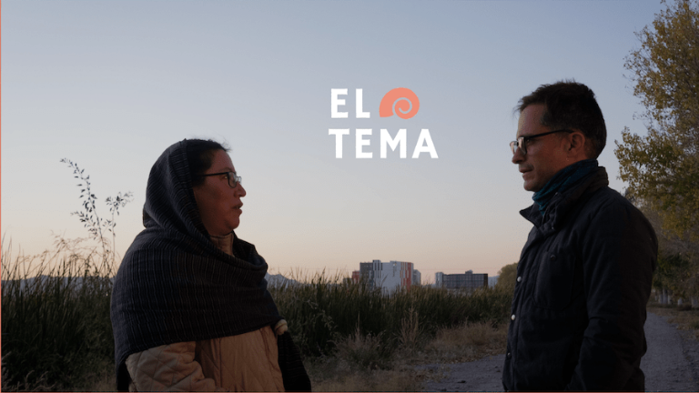 Yásnaya Águilar y Gael garcía Bernal en la serie web El tema.