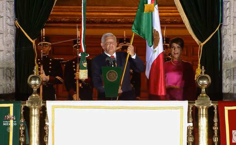 ‘¡Muera la corrupción!’, grita AMLO en el 212 aniversario del inicio de la Independencia de México