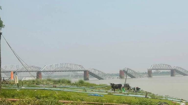 Las evaluaciones han puesto de manifiesto la destrucción generalizada en toda la zona central de Myanmar de infraestructuras críticas, como instalaciones sanitarias, redes de carreteras y puentes.