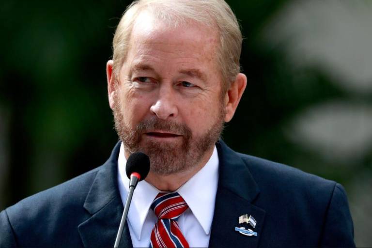 Trump designa a Ronald Johnson como nuevo Embajador de EU en México