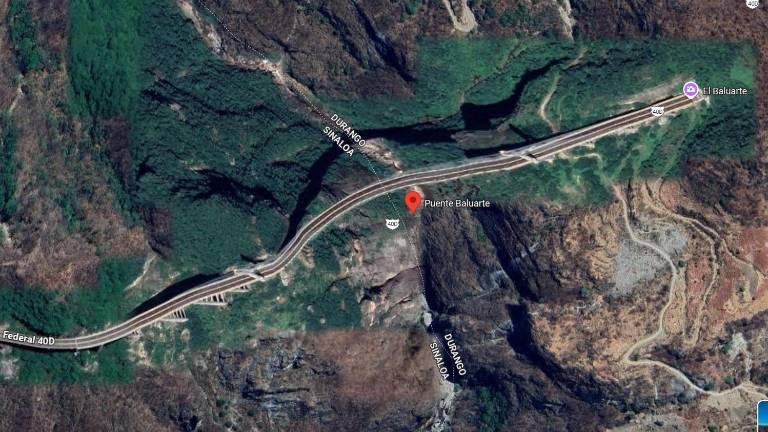Auto vuelca en el Puente El Baluarte de la autopista Durango-Mazatlán; hay tres heridos