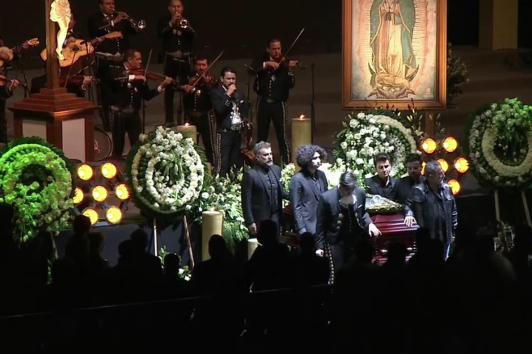Dan fans el último adiós a Vicente Fernández con homenaje en su honor