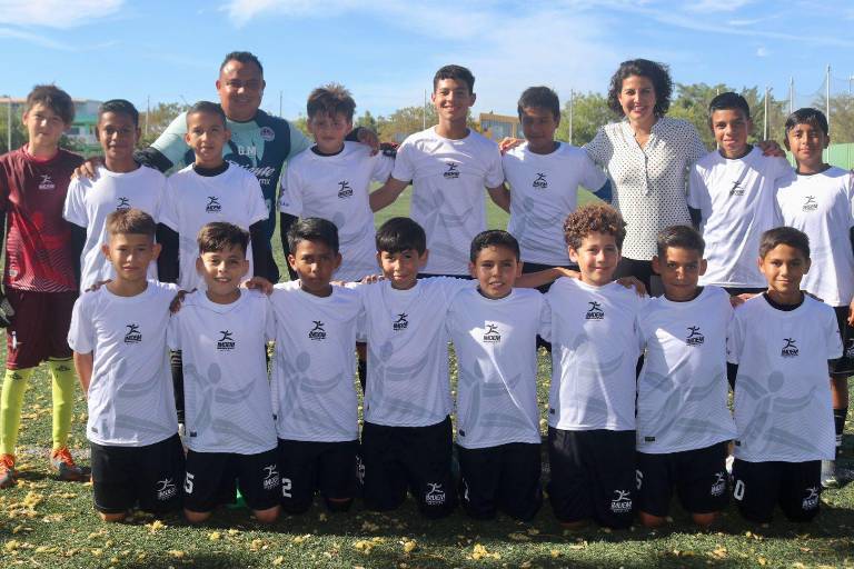 Entrega Imdem uniformes a la Selección Infantil Mayor de futbol que jugará el Campeonato Estatal de la especialidad