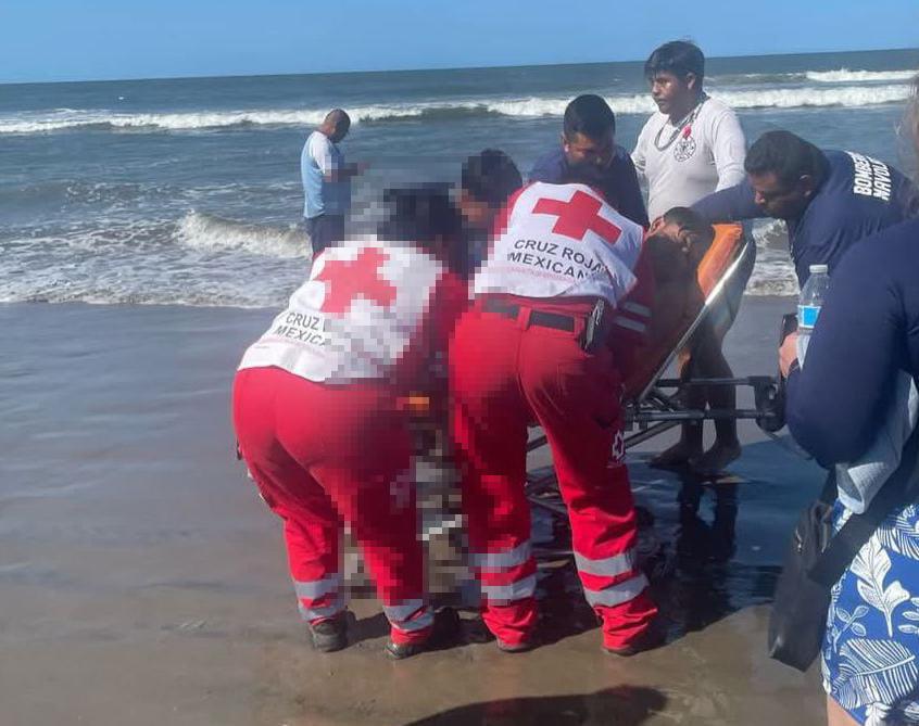 $!Rescatan a dos hombres de ahogarse en la playa de El Tambor, en Navolato
