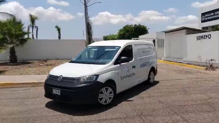 El cuerpo de Héctor Melesio Cuén Ojeda es trasladado del Semefo a una funeraria en Culiacán.