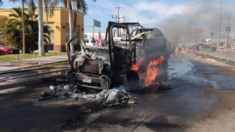 Un grupo de hombres armados obligó a bajar al conductor e incendiaron la camioneta y la grúa.