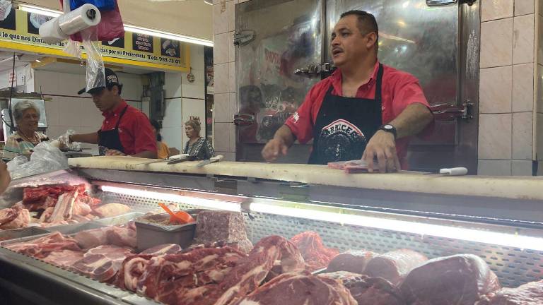 Carnicerías del mercado de la Juárez reportan debasto de carne de res.