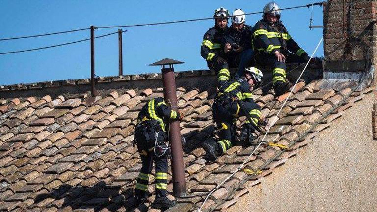 Instalación de la estufa y la chimenea de donde saldrá el humo blanco, el signo de la elección del sucesor del Papa Francisco.