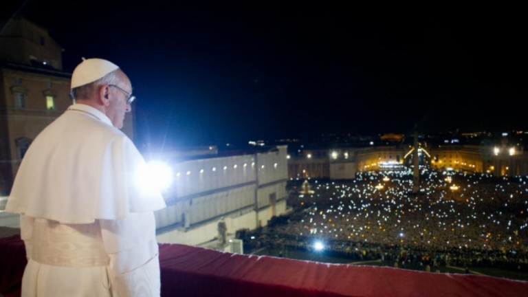 La noche del 13 de marzo de 2013, el Papa Francisco apareció en el balcón vestido solo con sotana blanca, sin ínfulas y sin la muceta púrpura con bordados dorados.