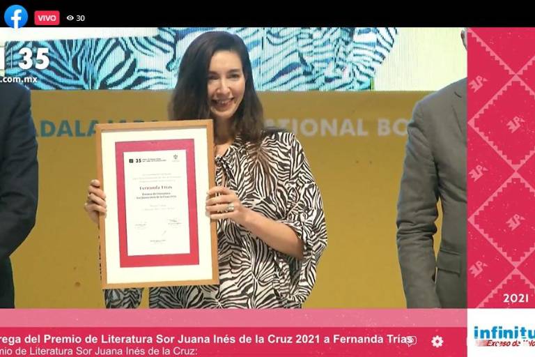 Recibe Fernanda Trías el Premio de Literatura Sor Juana Inés de la Cruz en la FIL de Guadalajara