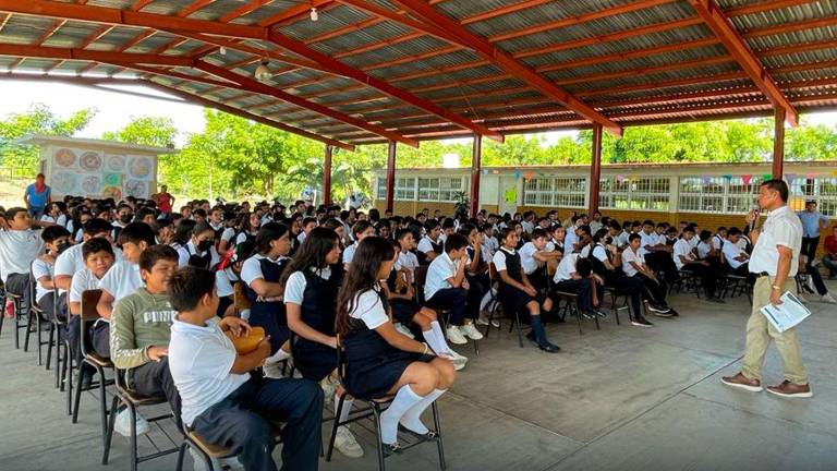 La participación fue de 200 jóvenes que tuvieron la oportunidad de plantear preguntas y participar en dinámicas interactivas.