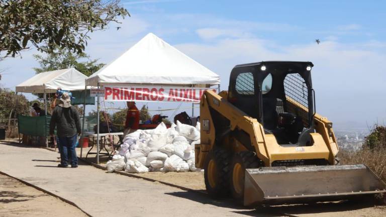 La obra no cuenta con sellos de suspensión y trabajadores laboran en ese lugar haciendo excavaciones y subiendo material de construcción al Cerro del Crestón.