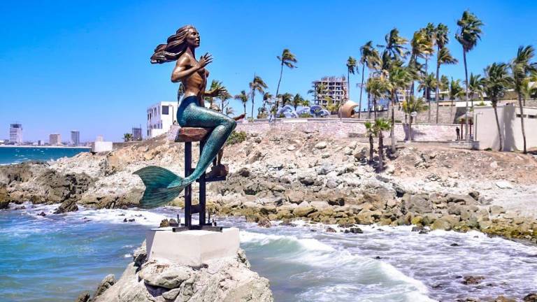 “La Diosa de los Mares” ha retornado a su emblemático lugar en la glorieta Sánchez Taboada.