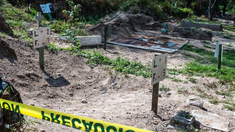 En la fosa común del Panteón Civil de Dolores, con una extensión de ocho mil metros cuadrados, desde 2002 hasta 2023 se han inhumado 18 mil 061 cuerpos y restos humanos, de los que 8 mil 122 están identificados .
