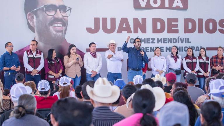 Juan de Dios Gámez Mendívil en su visita a la sindicatura de Baila.