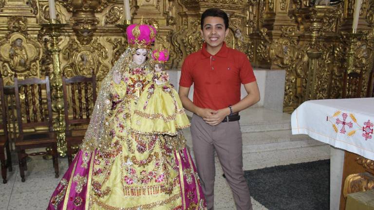 Édgar Mohe, de 25 años, también ha diseñado vestidos para las reinas del Carnaval de Mazatlán.