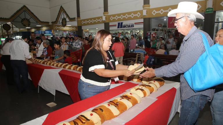 Un rosca de 36 metros fue repartida entre los clientes de Casa Ley.