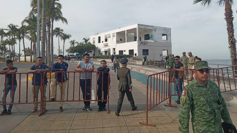 La entrada de la Avenida General Ignacio Zaragoza y Paseo Claussen está asegurada con vallas metálicas.