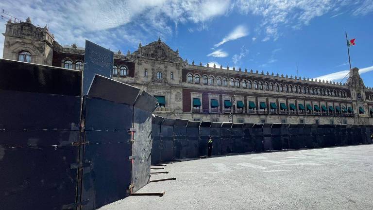Dos días antes de la “marcha por la democracia”, Palacio Nacional amaneció cercado con vallas metálicas.
