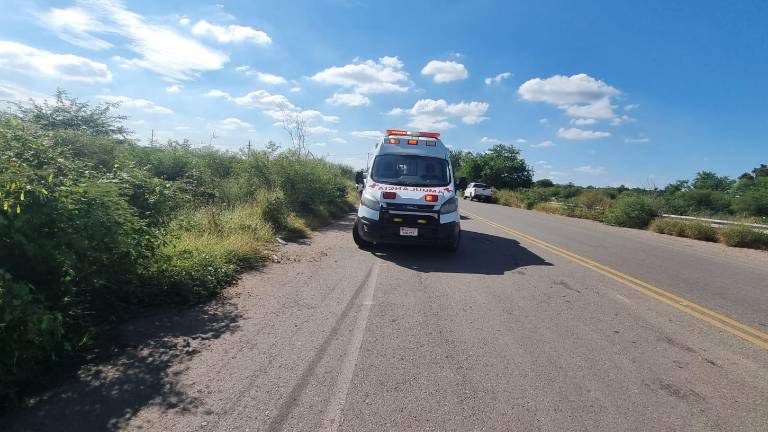 Paramédicos de la Cruz Roja acudieron al lugar del accidente, pero el conductor ya había perdido la vida cuando cayó al canal.