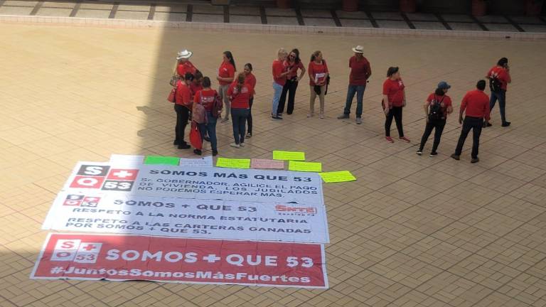 Un grupo de jubilados del SNTE 53 se manifestó este lunes en Palacio de Gobierno.