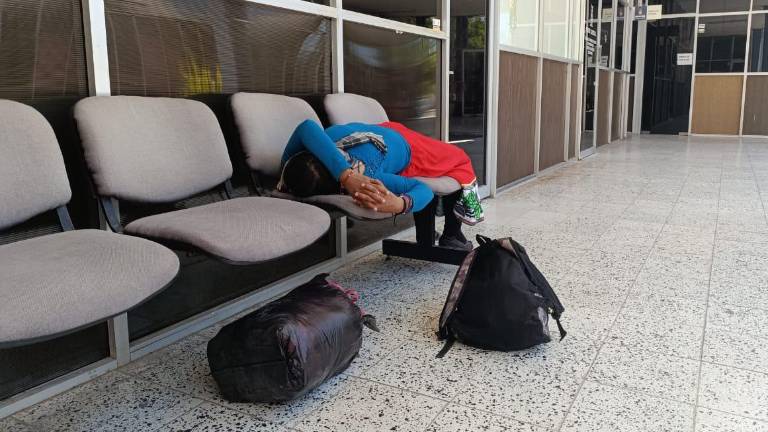 Los familiares de Micaela y su bebé esperan afuera del Ministerio Público, quienes entre el dolor buscan llevarse a Brayan a su lugar de origen, pero no hay acta de nacimiento.