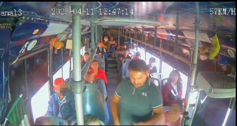 Tras cometer el atraco, el asaltante le pidió al chofer del camión detenerse para después huir.